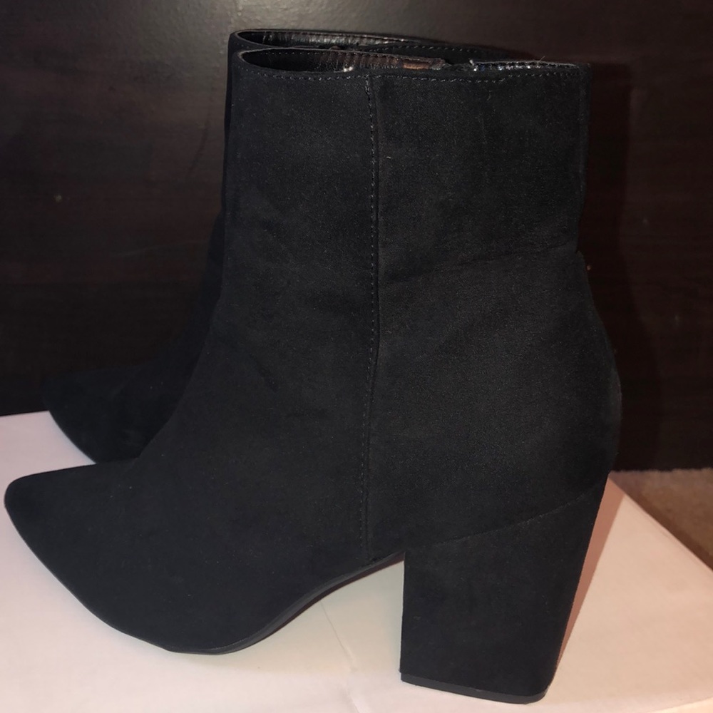 Side zipper ankle suede booties!